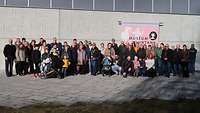 Eine Personengruppe steht vor dem Gebäude des Museum Quintana. 