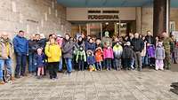 Eine Gruppe Personen steht vor dem Eingang des Nikolaus-Copernikus-Planetariums.