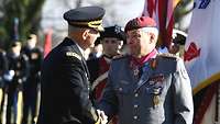 Ein US- General und ein deutscher General schütteln sich die Hand.