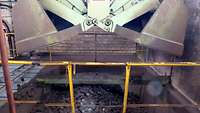 Kohlenbunker mit Kohlenbriketts und einem Kohlengreifer darüber