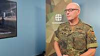 Ein Soldat in einem Studio während eines Interviews.