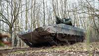 Ein Schützenpanzer vom Typ Puma steht in einem Wald