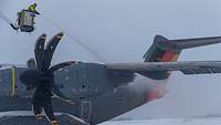 Kurz vor dem Abflug – der A400M wird enteist Deutscher A400M wird enteist.