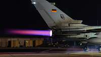 Ein Kampfflugzeug vom Typ Tornado startet den Nachbrenner. Ein Feuerstrahl tritt aus dem Triebwerk.