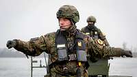 Ein Soldat gibt Handzeichen.