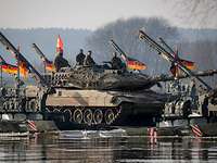 NATO-Truppen setzen über Ein Panzer auf einer schwimmenden Amphibie