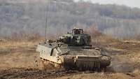 Ein Schützenpanzer Puma fährt auf einem Übungsplatz