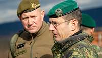 Zwei Soldaten im Gespräch