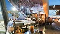 Ein Flugzeug wird beladen