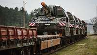 Panzer stehen auf Waggons 