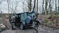 Soldatinnen und Soldaten kontrollieren ein Militärfahrzeug am Checkpoint