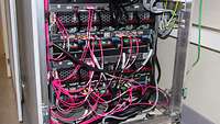 Kabel sind an IT angeschlossen 