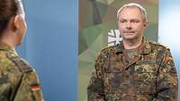 Eine Soldatin interviewt einen Soldaten in einem Studio