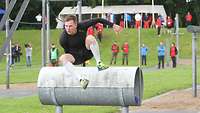 Fit und aktiv – Sport und Gesundheit in der Bundeswehr Sportler springt über Hindernis