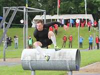 Fit und aktiv – Sport und Gesundheit in der Bundeswehr Sportler springt über Hindernis