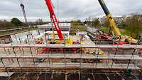 Gerüste und Kräne auf eine Baustelle