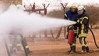 Zwei Soldaten des Brandschutzzuges bei Löscharbeiten