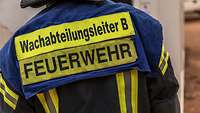 Ein Feuerwehrmann in seiner Schutzausstattung bei einer Übung