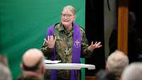 Militärpfarrerin Brigitte Pagnoux während der Predigt