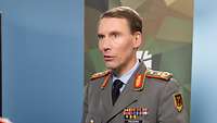 Ein Soldat steht einem anderen Soldat während eines Interviews gegenüber