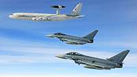 Eurofighter und ein AWACS vor blauen Himmel.