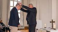 Militärbischof Dr. Bernhard Felmberg hält seine Hände über dem Kopf und spricht einen Segenswunsch