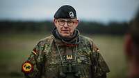 Brigadegeneral Eggert in einer Porträtaufnahme auf einem Truppenübungsplatz