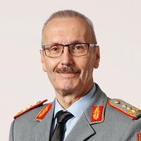 ein Mann sitzt an einem Tisch 