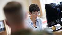 Sozialdienst der Bundeswehr Frau vor einem Monitor