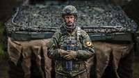 Ein Soldat steht in einer Portraitaufnahme vor einem GTK-Boxer