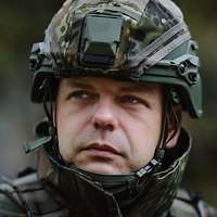 Eine Portraitaufnahme von einem Soldaten, der wegschaut