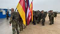 Soldatinnen und Soldaten aus vier Nationen sind zur Gedenkfeier angetreten