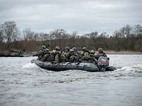 Gewässerüberquerung mit Schlauchboot Ein Schlauchboot mit mehreren Soldaten fährt mitten auf einem Gewässer