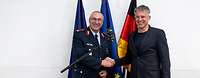 Ein Soldat schüttelt einem Mann die Hand.