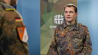Ein Soldat interviewt einen anderen Soldaten in einem Studio