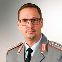 Ein Portraitfoto eines Soldaten im Dienstanzug