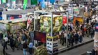 Viele Menschen stehen auf einem Messestand