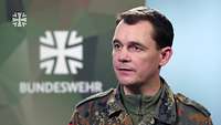 Ein Soldat im Porträt während eines Interviews