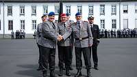Drei Soldaten stehen 