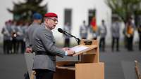 Soldat steht an einem Rednerpult