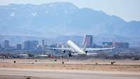Ein Tankflugzeug vom Typ A330 MRTT während des Take-off vor der Skyline von Las Vegas