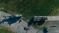 Luftbild eines Hubschraubers NH-90, vor dem gerade eine Faltstraße ausgebracht wird