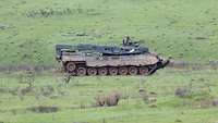 Ein Bergepanzer fährt im Gelände