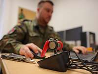 Ein Soldat der Bundeswehr programmiert elektronische Schlüssel