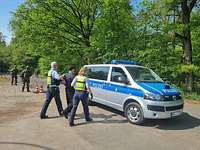 Unterstützung durch die Polizei Ein Verdächtiger wird von der Polizei abgeführt