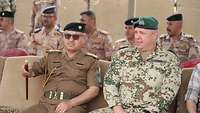 Mehrere Soldaten sitzen in mehreren Reihen hintereinander