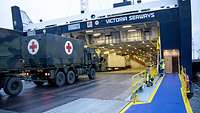 Ein Bundeswehr-LKW fährt auf eine Fähre.