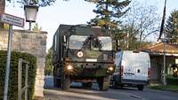 Ein Bundeswehr-LKW fährt aus einer Kaserne aus.