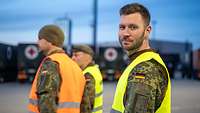 Ein Mann in Uniform und Warnweste