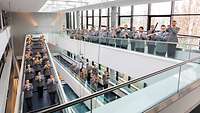 Das Heeresmusikkorps Koblenz in voller Aufstellung in einem modernen Glasgebäude